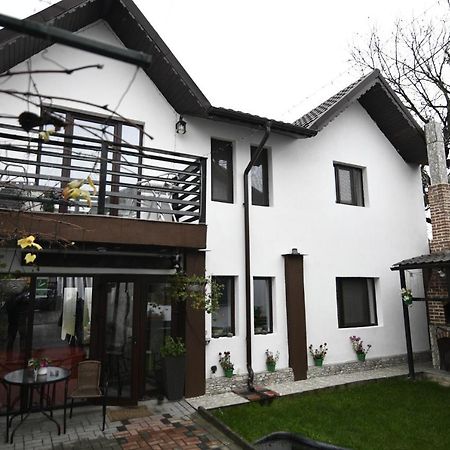 Upstairs Residence Târgu Jiu Exteriör bild