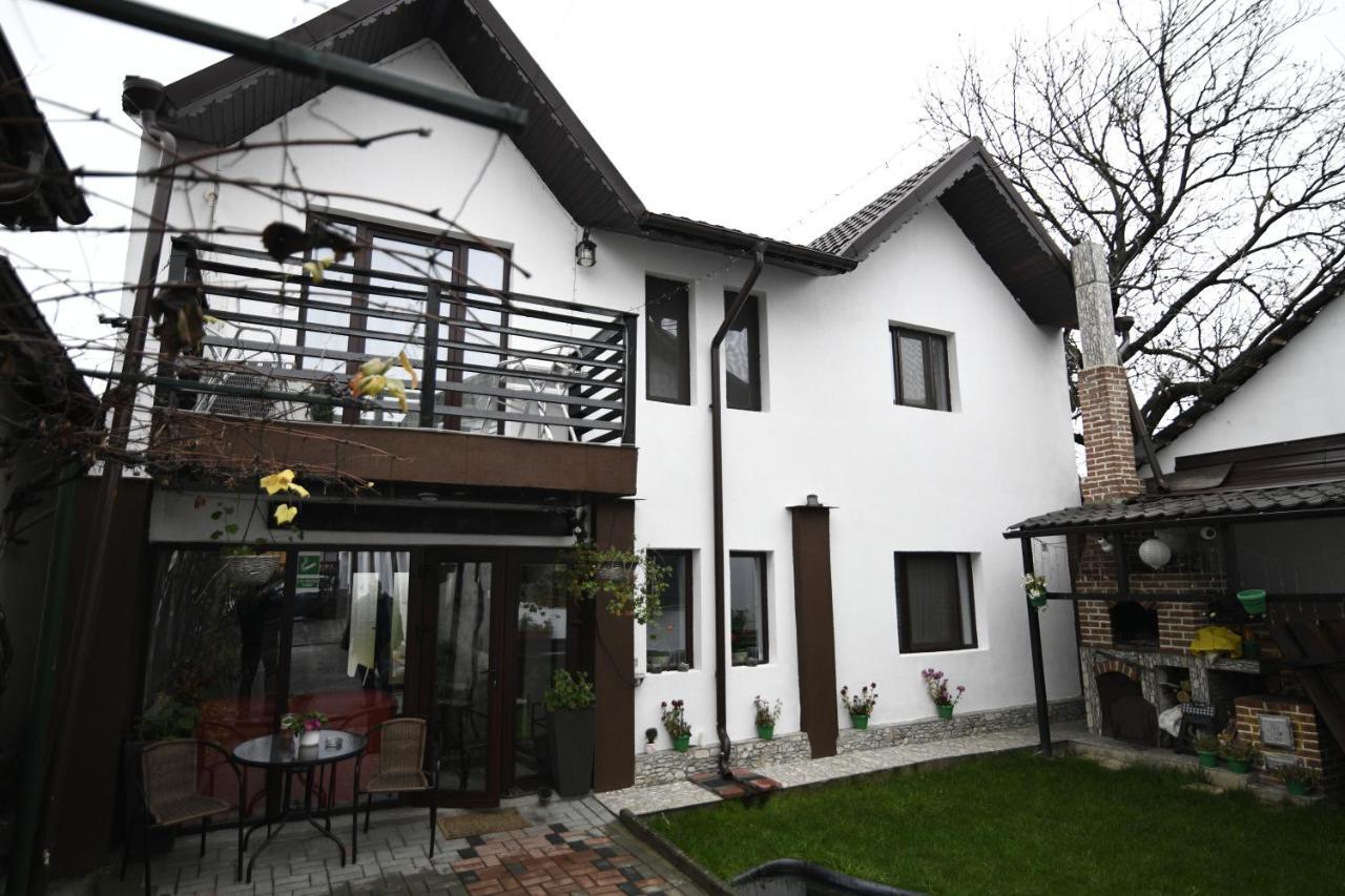 Upstairs Residence Târgu Jiu Exteriör bild